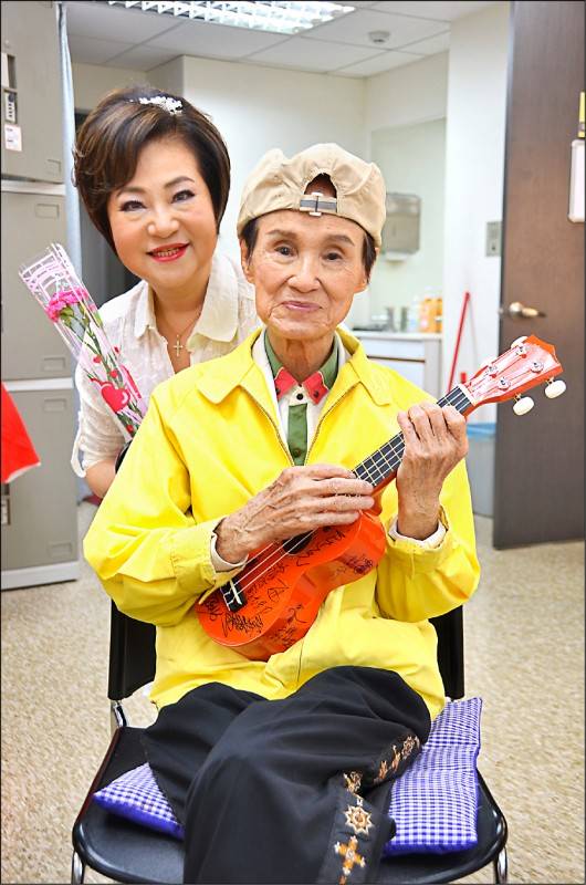 睡夢中離開！文夏老師娶小25歲妻「結婚50年成佳話」　自爆養生秘訣「靠每天喝兩杯」健步如飛