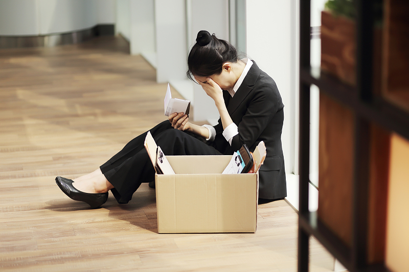 公司突然裁員！她不捨臨走前「位置整理乾乾淨淨」　隔天「突然收到人事通知」：為什麼？