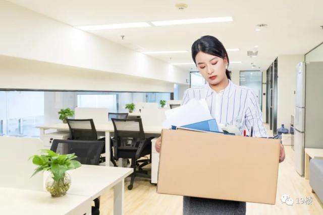 公司突然裁員！她不捨臨走前「位置整理乾乾淨淨」　隔天「突然收到人事通知」：為什麼？