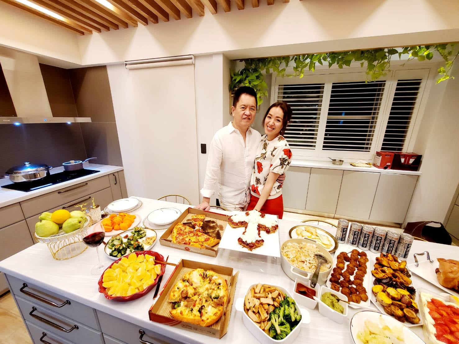 夢想中的廚房！劉伊心「花4個月改造廚房」功能性十足：多層板設計　「新增絕美中島」還有L型吧台：小酌看夜景