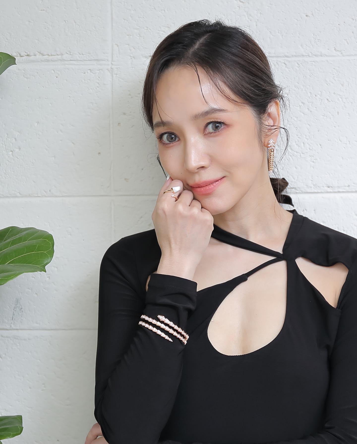 差超多！44歲女星被疑整形「認了不太像自己」　瘋傳「無修圖濾鏡照」全網看傻：這才是本人