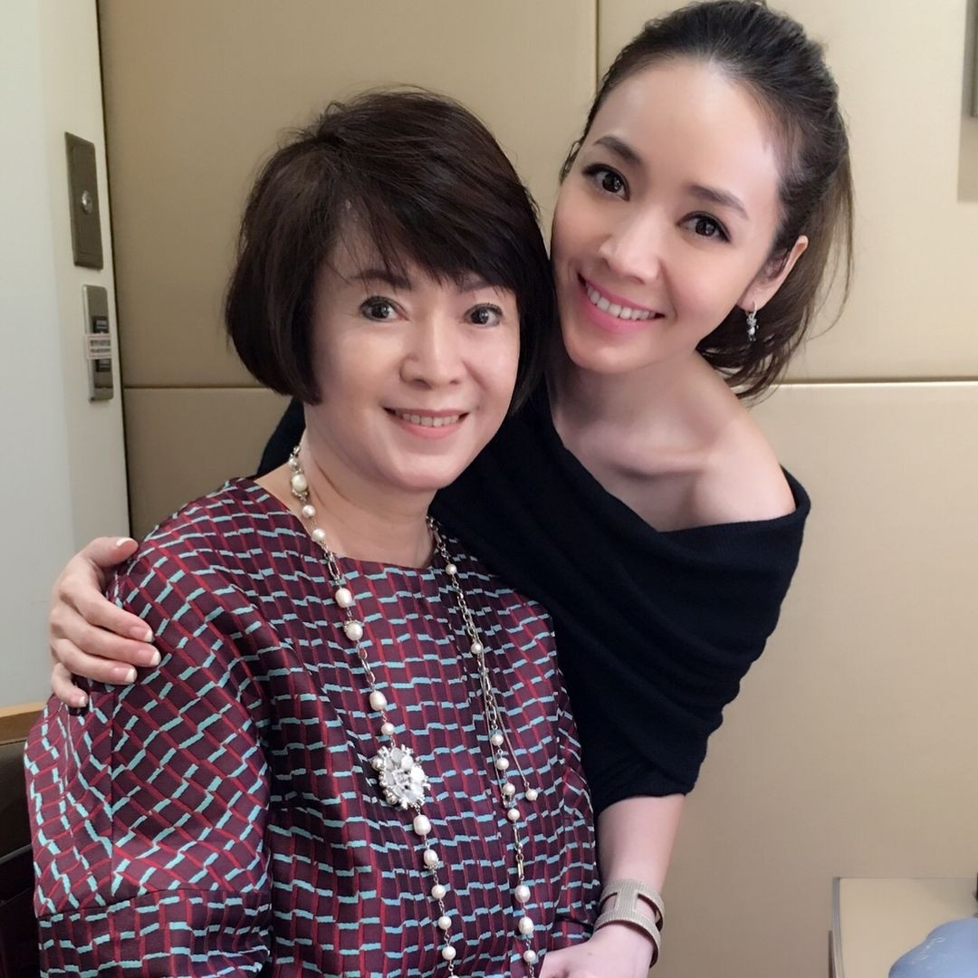 差超多！44歲女星被疑整形「認了不太像自己」　瘋傳「無修圖濾鏡照」全網看傻：這才是本人