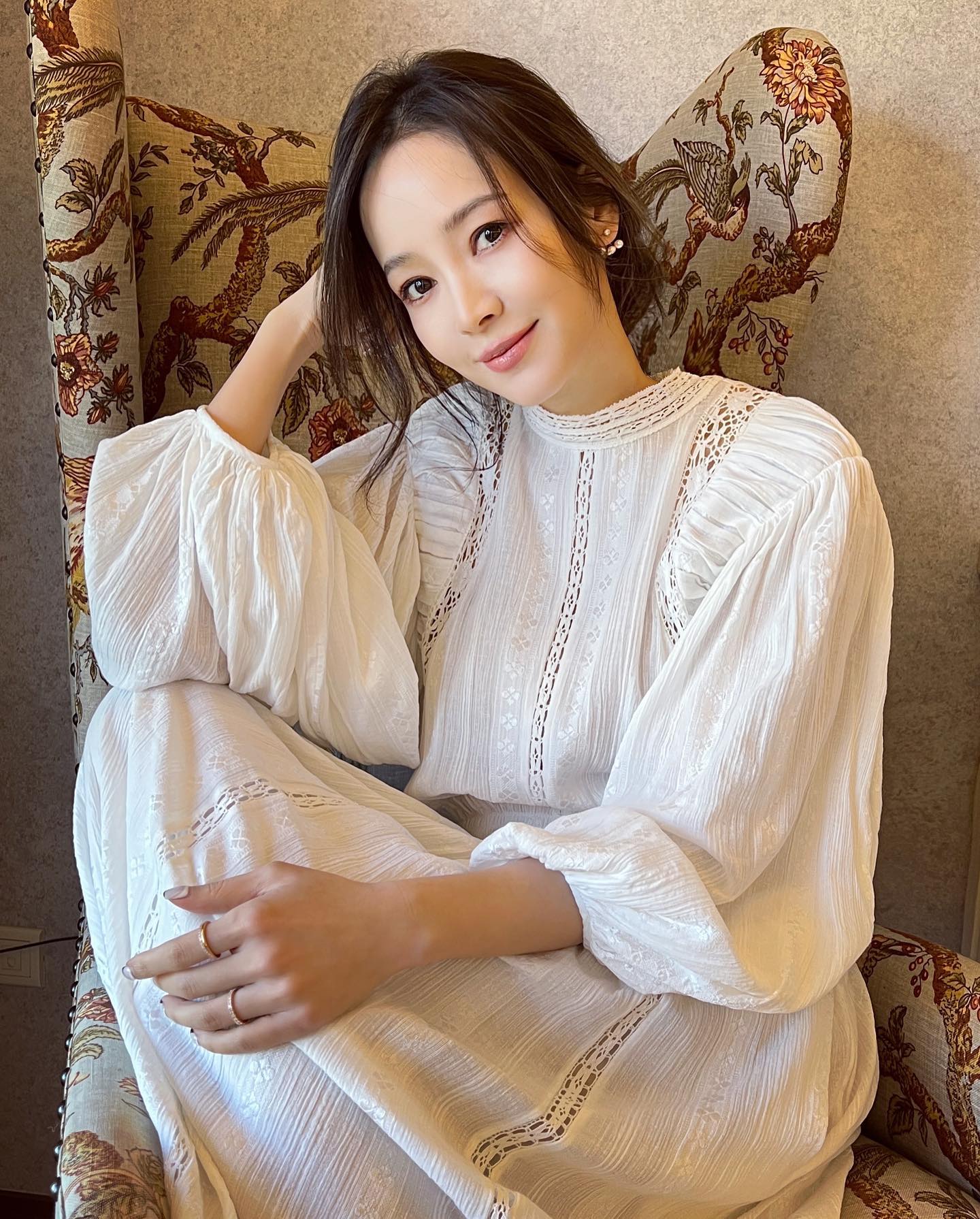 差超多！44歲女星被疑整形「認了不太像自己」　瘋傳「無修圖濾鏡照」全網看傻：這才是本人