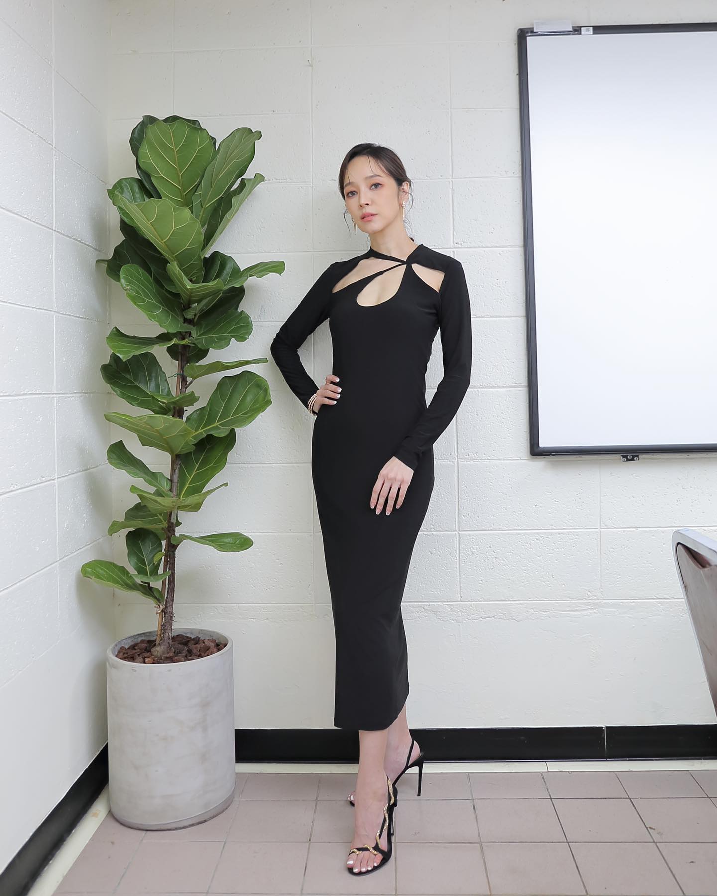 差超多！44歲女星被疑整形「認了不太像自己」　瘋傳「無修圖濾鏡照」全網看傻：這才是本人
