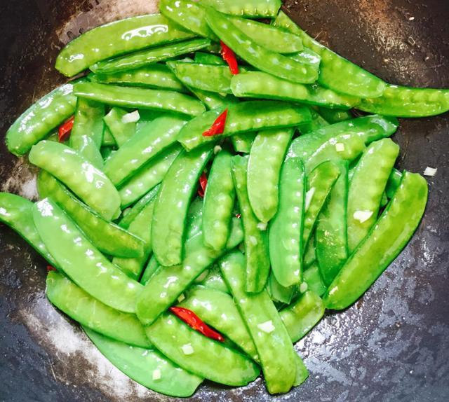 不管炒什麼蔬菜！記住3點「炒蔬菜不變黑」菜葉綠得發亮