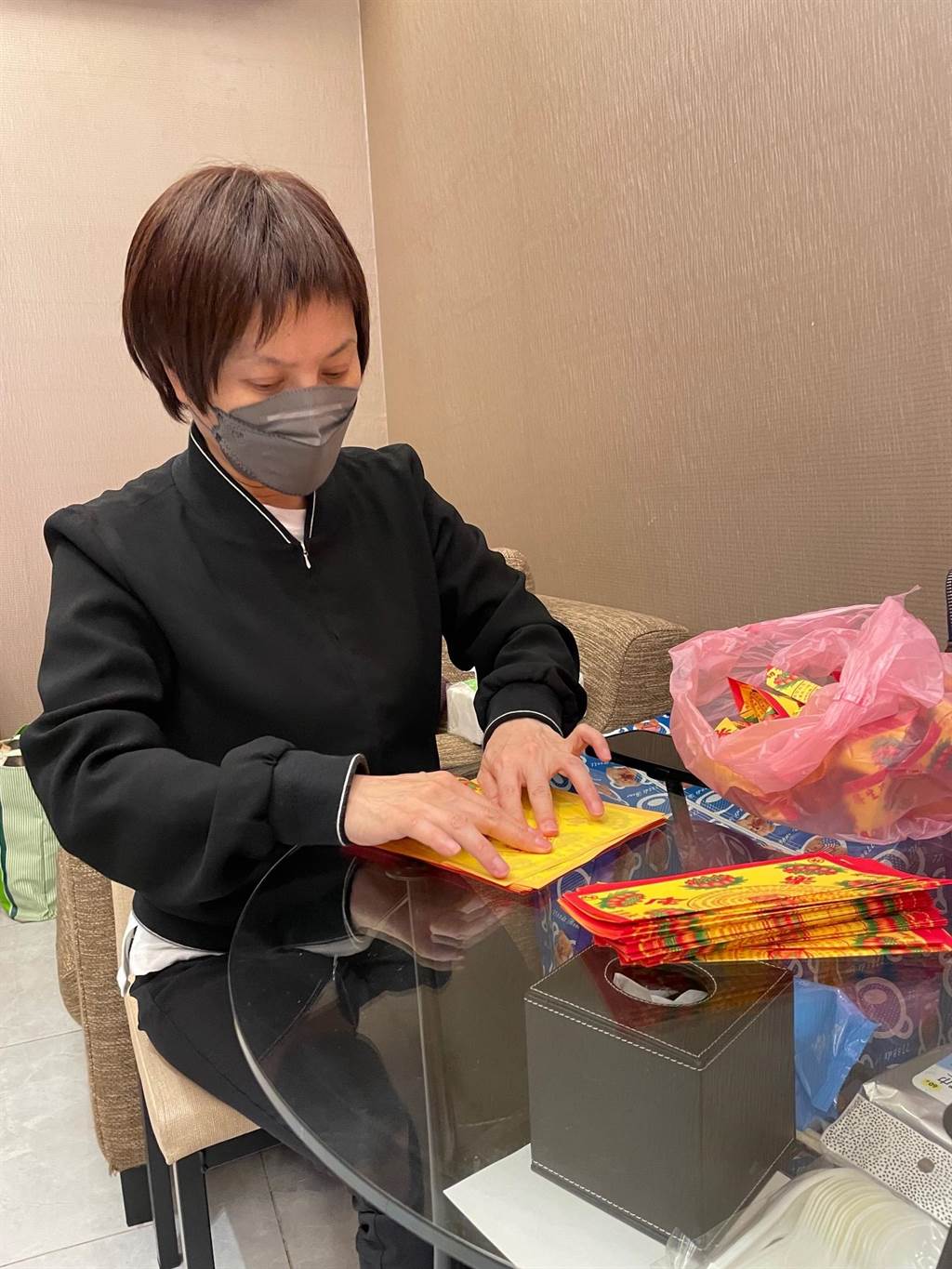 不讓媽媽受苦！唐美雲「雙手顫抖」簽下放棄急救：好希望是夢　「母親默默身教」影響她一輩子