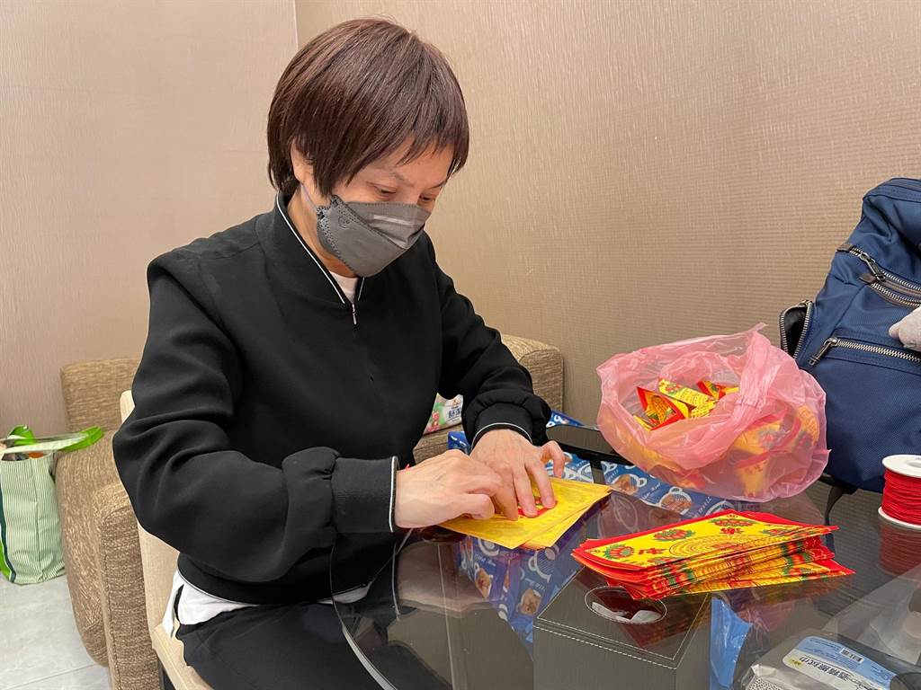 不讓媽媽受苦！唐美雲「雙手顫抖」簽下放棄急救：好希望是夢　「母親默默身教」影響她一輩子