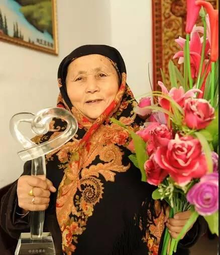 無血緣大家庭！她自己粗茶淡飯「卻收養180個孩子」　一視同仁從不偏心「過往經歷讓她立定志向」今成最幸福媽媽