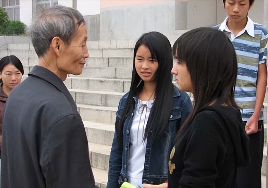 花光退休金助人！老人「堅持14年」助學2146名兒童　突然一名陌生人來訪「他從十樓一躍而下」