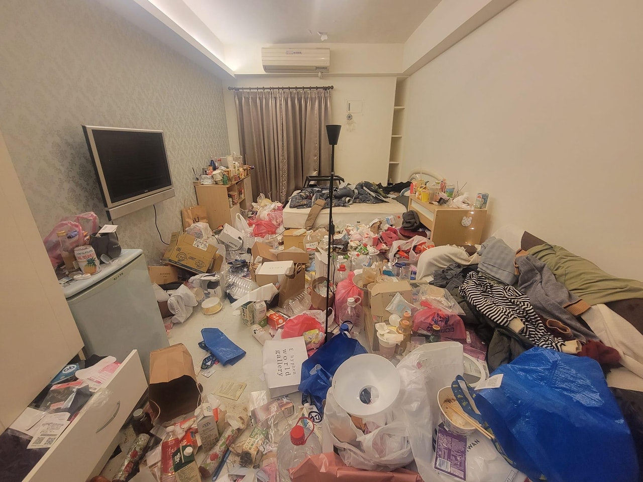 看錯人了！可愛女租客欠租「房東一開門傻眼」　走進浴室更扯「曬前後對比」崩潰：夢幻套房變垃圾屋