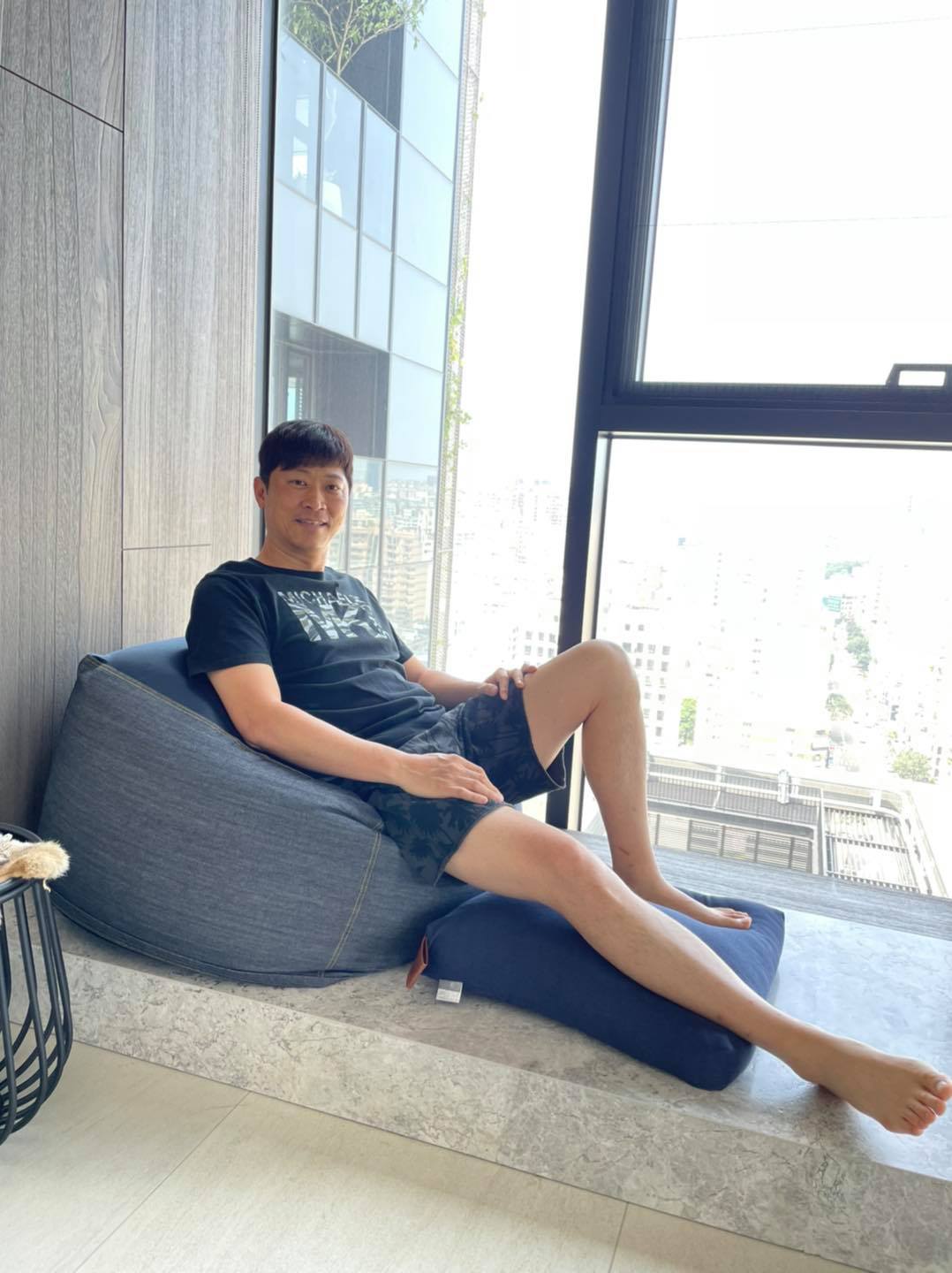 省到老婆都看不下！侯昌明自爆「31歲跌過一大跤」養成一毛不拔　年過50不再摳門「砸百萬疼愛妻」