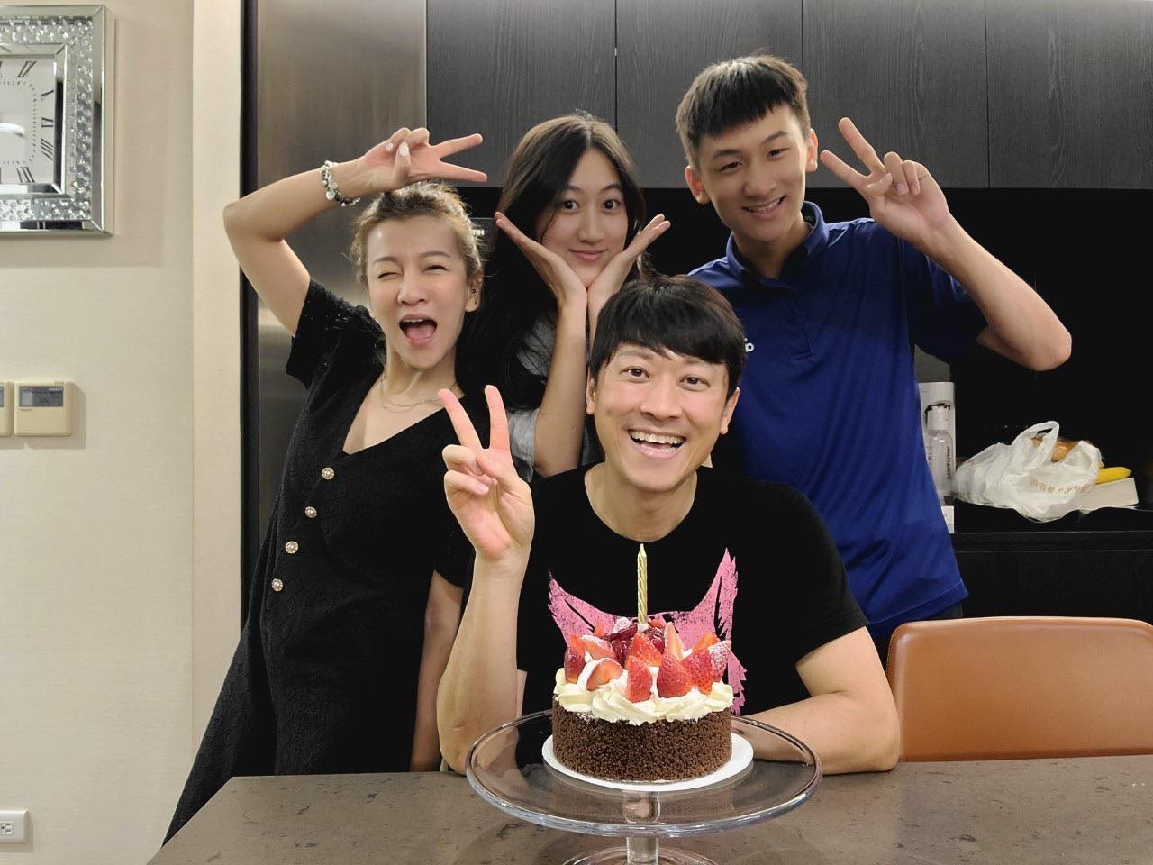 省到老婆都看不下！侯昌明自爆「31歲跌過一大跤」養成一毛不拔　年過50不再摳門「砸百萬疼愛妻」
