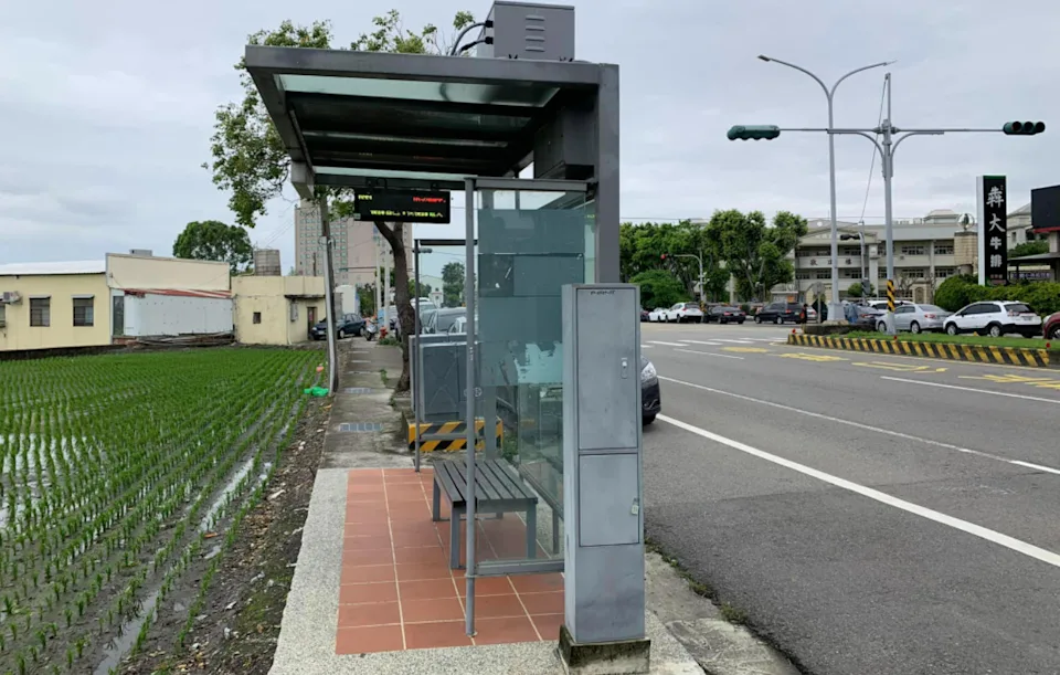 候車亭蓋反了？他傻眼問「等公車面向田裡」：怎麼攔車　專家解釋「其實是特殊設計」功能更多