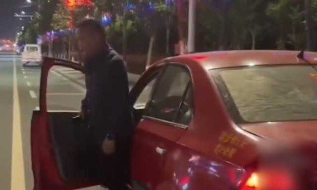 行車糾紛賠罪？男子走到車前「突然下跪磕頭3次」　知情人爆哭「開車的人就懂」：他是真男人