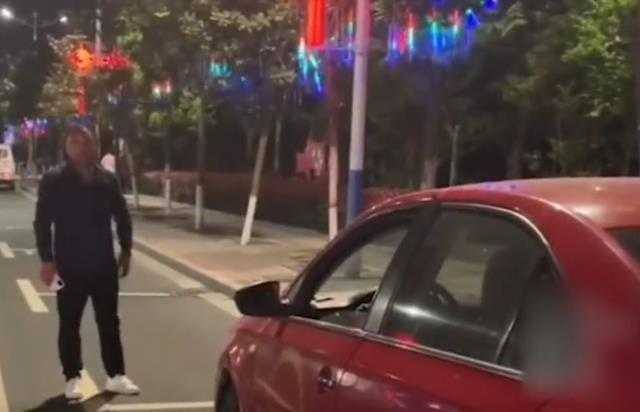 行車糾紛賠罪？男子走到車前「突然下跪磕頭3次」　知情人爆哭「開車的人就懂」：他是真男人
