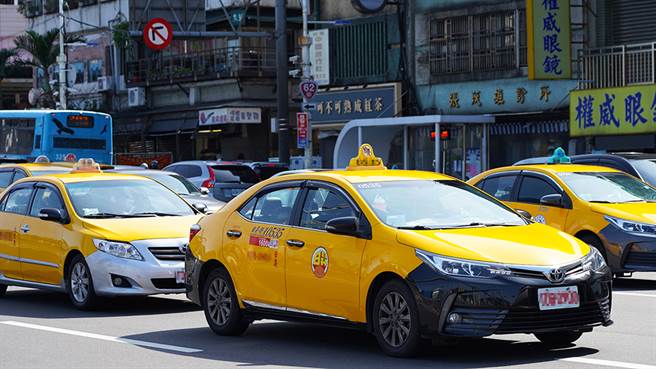 行車糾紛賠罪？男子走到車前「突然下跪磕頭3次」　知情人爆哭「開車的人就懂」：他是真男人