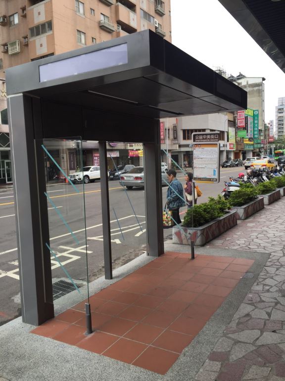 候車亭蓋反了？他傻眼問「等公車面向田裡」：怎麼攔車　專家解釋「其實是特殊設計」功能更多