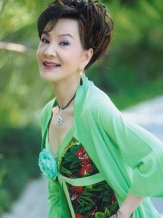 歌手出道演戲爆紅！卻被騙婚13年「40歲遇真愛再嫁」66歲又痛失獨子　今「76歲看淡人生」樂享晚年