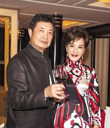 歌手出道演戲爆紅！卻被騙婚13年「40歲遇真愛再嫁」66歲又痛失獨子　今「76歲看淡人生」樂享晚年