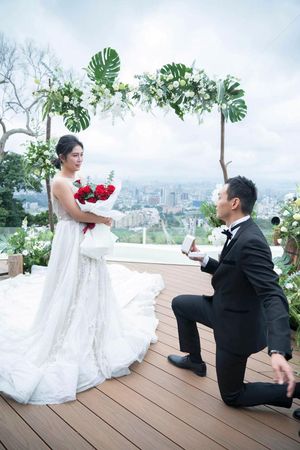 恭喜！《綜藝玩很大》男星「甜蜜宣布結婚」交往5年修成正果　老婆超正是「前體育主播」兄弟調侃：怎會看上你