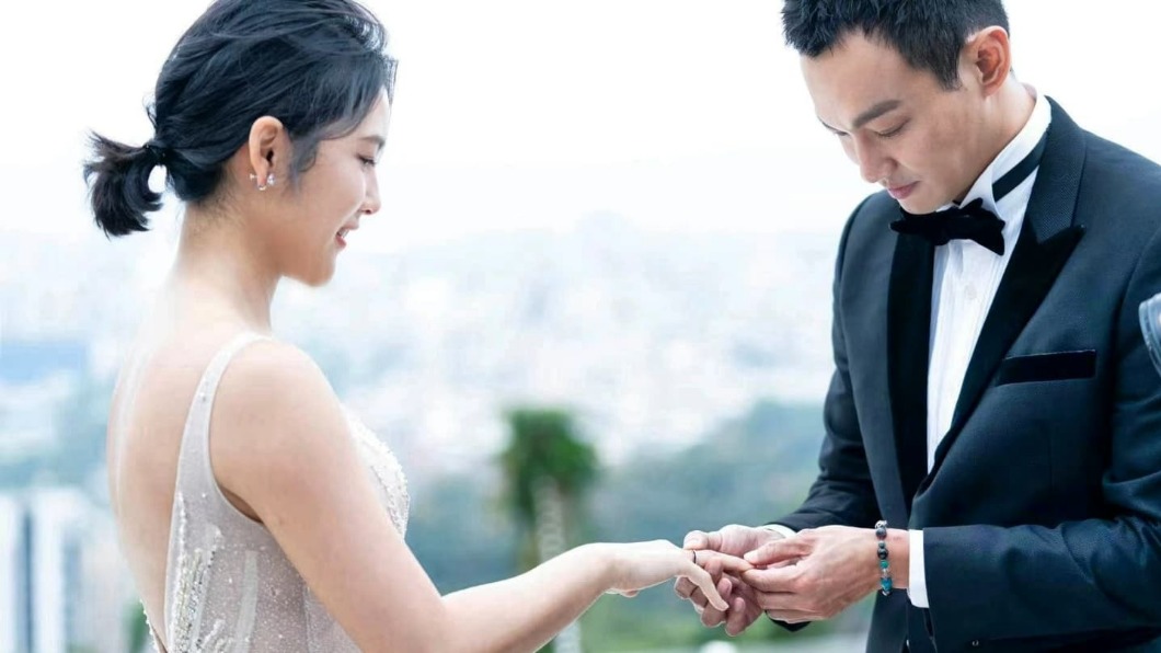 恭喜！《綜藝玩很大》男星「甜蜜宣布結婚」交往5年修成正果　老婆超正是「前體育主播」兄弟調侃：怎會看上你