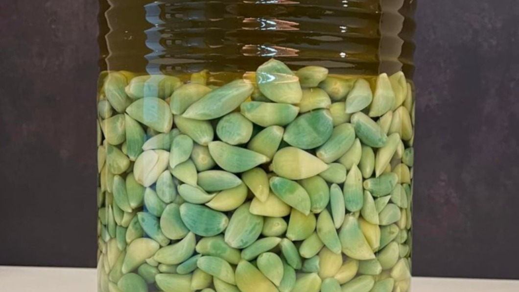 不是壞掉嗎！他發現女友「整桶蒜頭泡到發綠」傻眼：能吃嗎　老饕搖頭「太不識貨了」：超成功極品