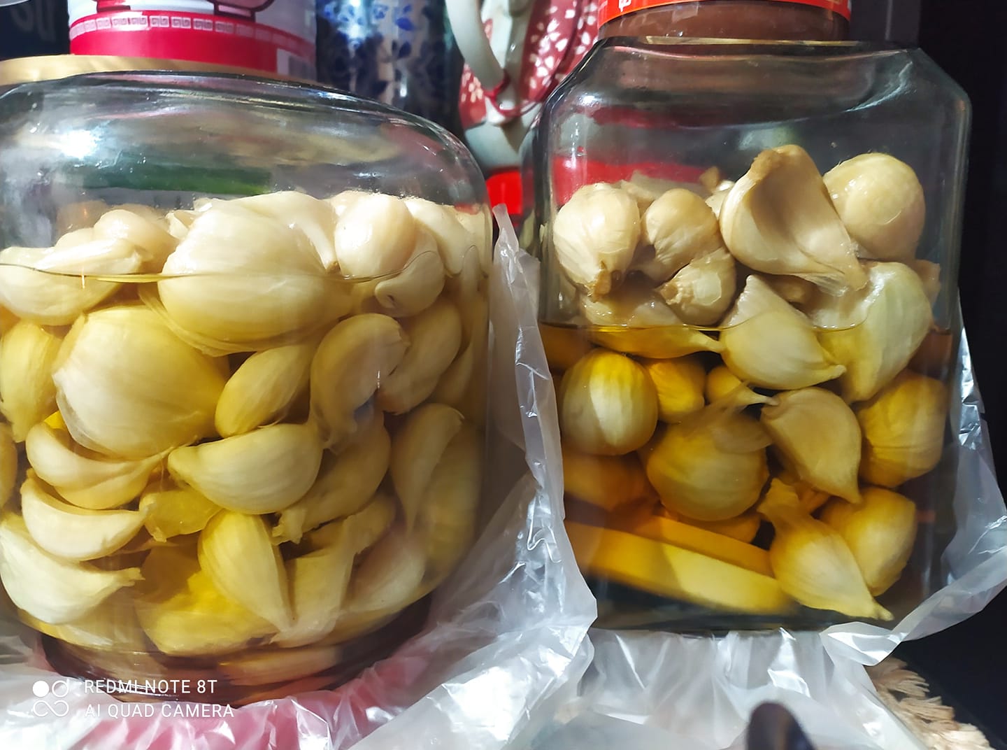 不是壞掉嗎！他發現女友「整桶蒜頭泡到發綠」傻眼：能吃嗎　老饕搖頭「太不識貨了」：超成功極品
