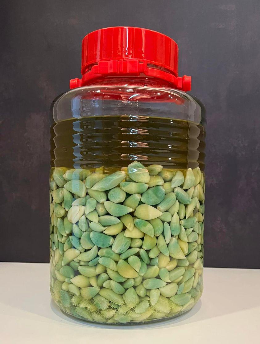 不是壞掉嗎！他發現女友「整桶蒜頭泡到發綠」傻眼：能吃嗎　老饕搖頭「太不識貨了」：超成功極品