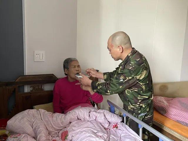 照顧失智母28年！50歲孝子「至今花費百萬」還犧牲成家機會　往房間一看「子母床擺設」令人動容