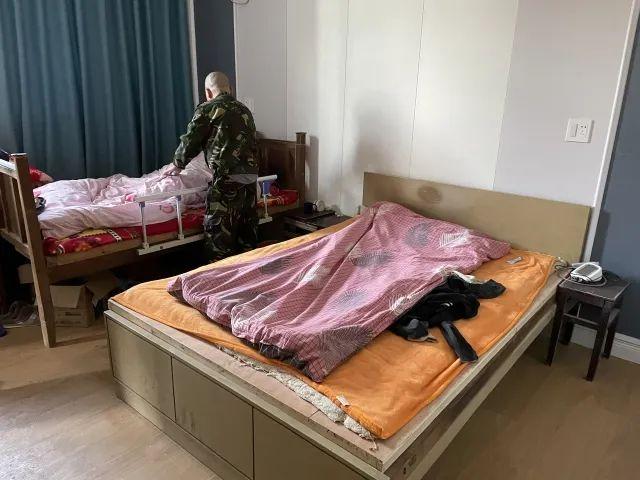 照顧失智母28年！50歲孝子「至今花費百萬」還犧牲成家機會　往房間一看「子母床擺設」令人動容