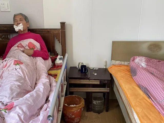 照顧失智母28年！50歲孝子「至今花費百萬」還犧牲成家機會　往房間一看「子母床擺設」令人動容