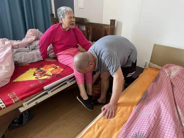 照顧失智母28年！50歲孝子「至今花費百萬」還犧牲成家機會　往房間一看「子母床擺設」令人動容