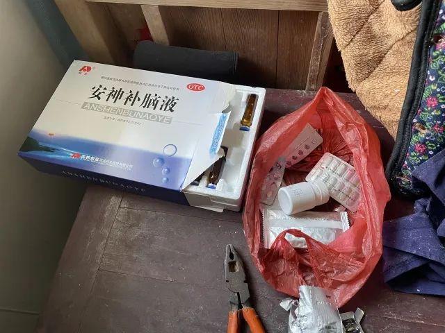 照顧失智母28年！50歲孝子「至今花費百萬」還犧牲成家機會　往房間一看「子母床擺設」令人動容
