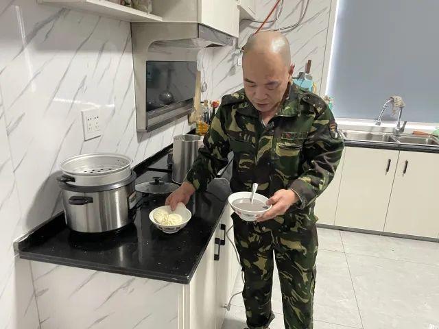 照顧失智母28年！50歲孝子「至今花費百萬」還犧牲成家機會　往房間一看「子母床擺設」令人動容