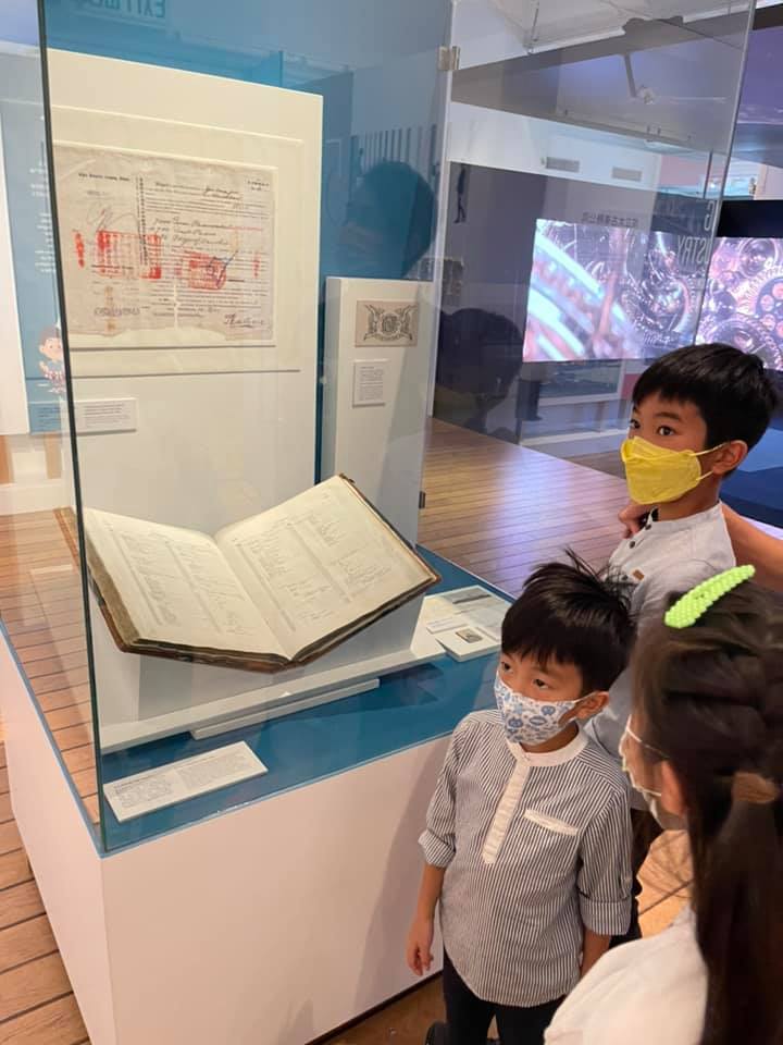 相夫教子13年！廖家儀嫁香港富尪「孩子菁英教育培養」課業是其次　「安排兒學鋼琴」母子通過五級檢定：一起成長
