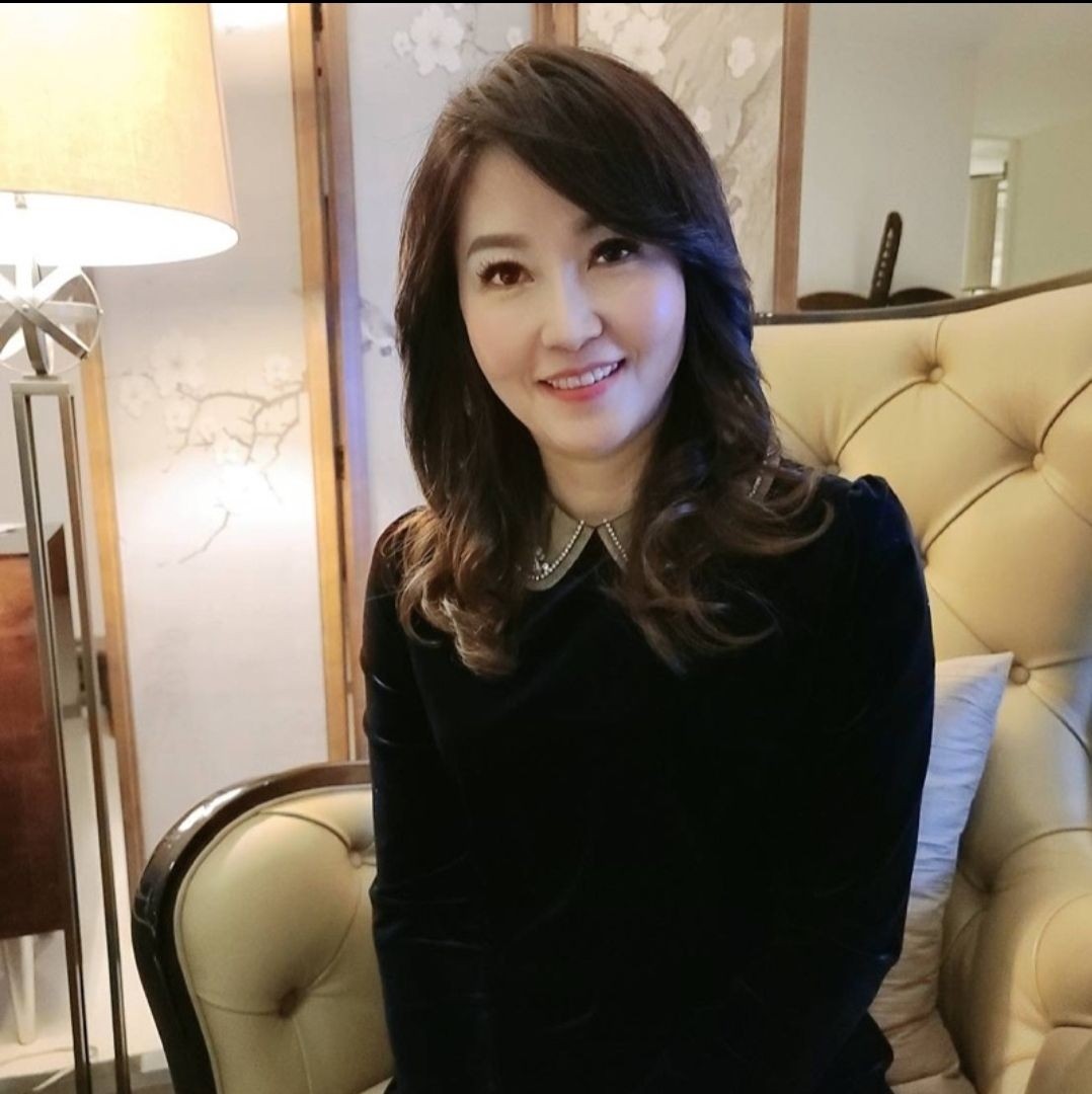 擺脫勞碌命！名主播廖筱君「閃辭14年主持棒」回歸林太太　「54歲仙氣素顏亮相」笑喊不會放鬆啦