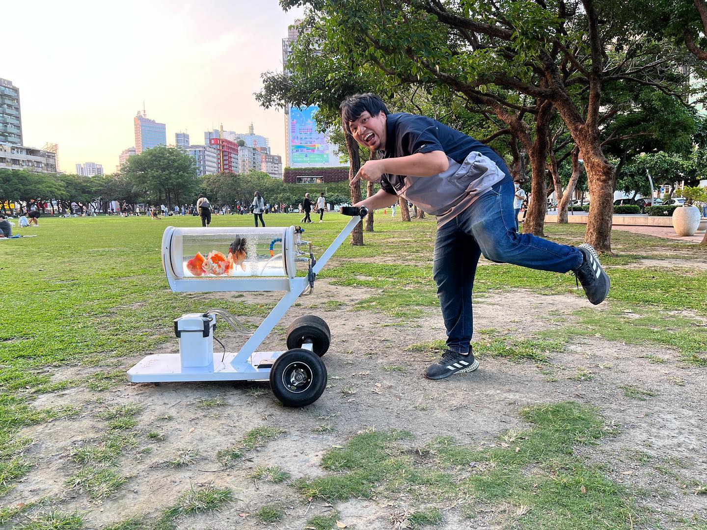 回頭率百分百！馬路邊驚見男子「DIY遛魚手推車」帶金魚逛街　被起底「主人身分不簡單」路人猛拍