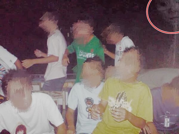 一群人開心笑呵呵！深夜烤肉「拍到沒看過的女人」他愣住　放大一看「全場只有她沒笑」3800網友嚇傻