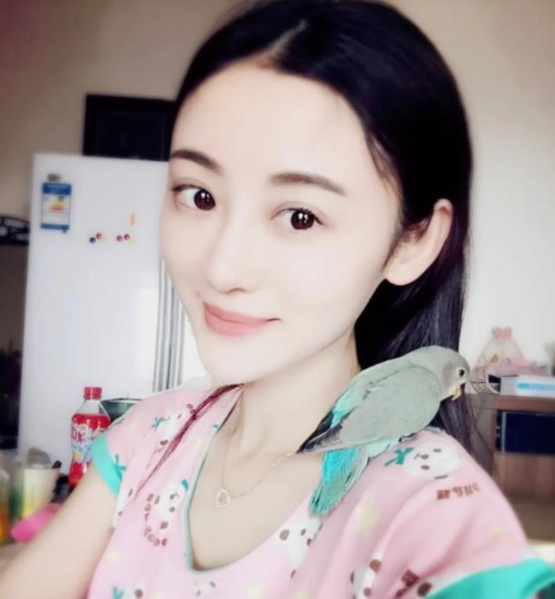 一人養全家8口！她18歲輟學演戲「替父母還債」幫弟弟買房　患癌後卻「無人照顧」26歲香消玉損
