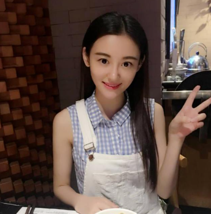 一人養全家8口！她18歲輟學演戲「替父母還債」幫弟弟買房　患癌後卻「無人照顧」26歲香消玉損