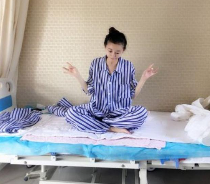 一人養全家8口！她18歲輟學演戲「替父母還債」幫弟弟買房　患癌後卻「無人照顧」26歲香消玉損