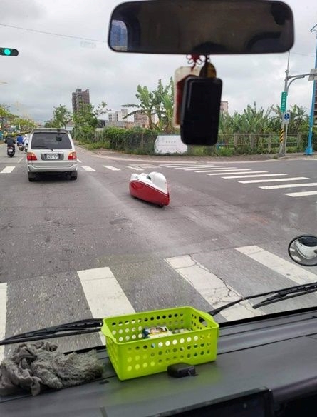 這什麼東東？司機路上驚見「迷你船跑超快」怒了　網友急勸「最好閃遠點」：你賠不起
