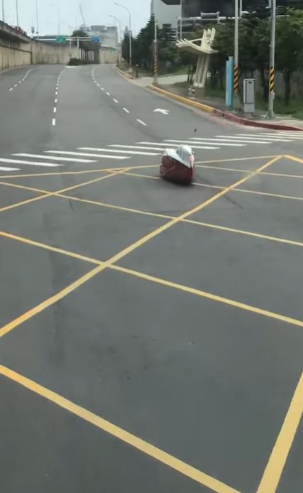 這什麼東東？司機路上驚見「迷你船跑超快」怒了　網友急勸「最好閃遠點」：你賠不起