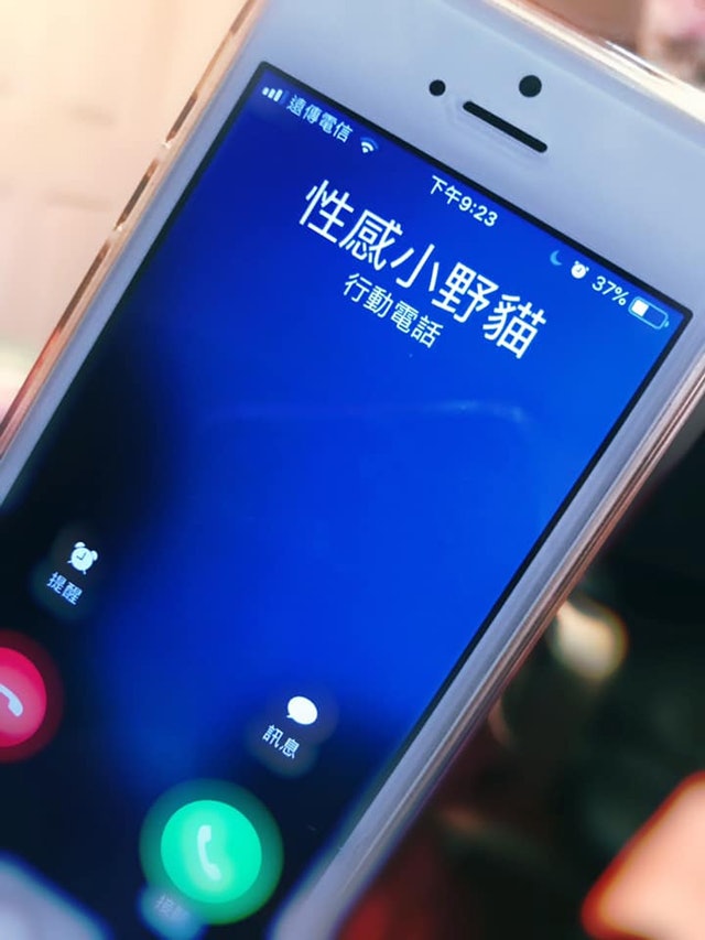 抓包外遇？女兒驚見爸爸手機「小野貓不斷來電」　人妻變臉「要她回撥過去」網笑：太猛了