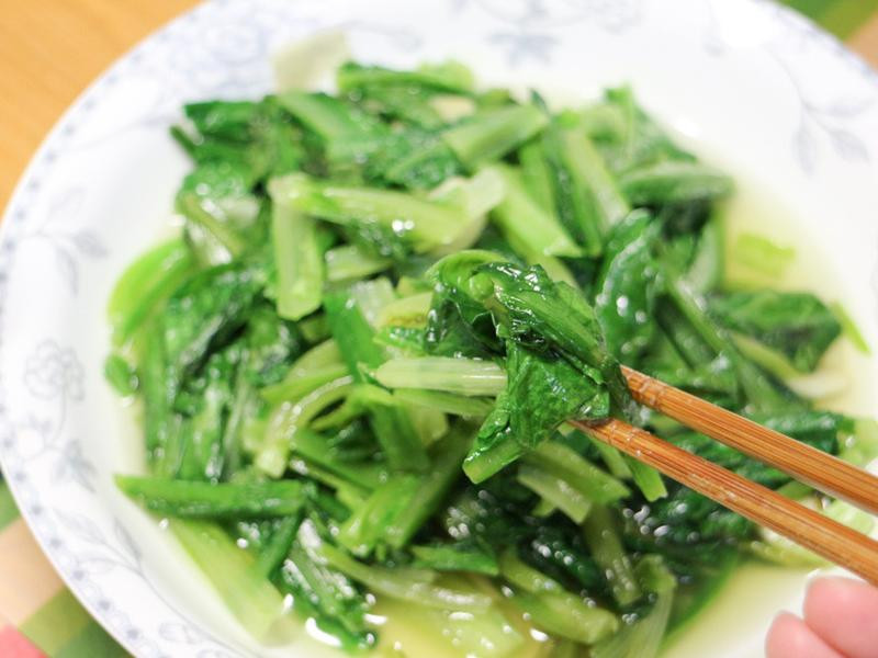 鵝菜是什麼東西？怕生女兒上菜市場「一聽阿嬤叫賣傻了」媽媽也沒聽過　買回家驚呼「炒蒜頭就超好吃」