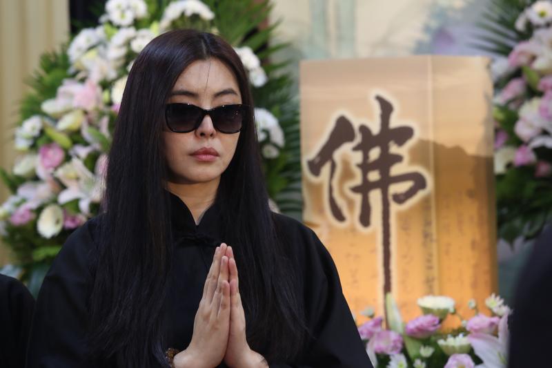息影18年！王祖賢替雜誌拍攝「零修圖照流出」被拍到小肚腩　「換一角度看」網讚：最真實美態