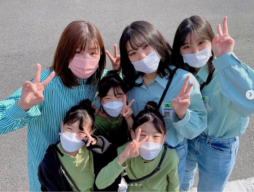五倍幸福！辣媽生雙胞胎「幾年後又懷3胞胎」百萬分之一機率　「6人母女裝爆紅」一轉眼小女孩都長大了