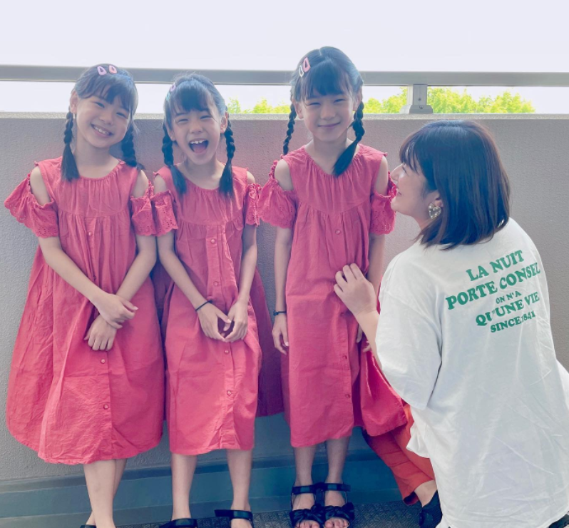 五倍幸福！辣媽生雙胞胎「幾年後又懷3胞胎」百萬分之一機率　「6人母女裝爆紅」一轉眼小女孩都長大了