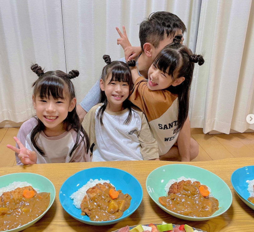 五倍幸福！辣媽生雙胞胎「幾年後又懷3胞胎」百萬分之一機率　「6人母女裝爆紅」一轉眼小女孩都長大了