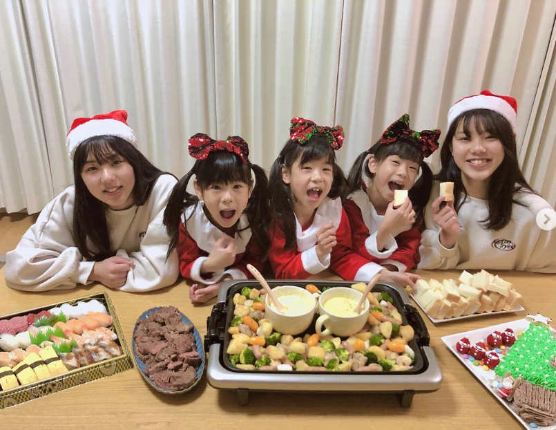 五倍幸福！辣媽生雙胞胎「幾年後又懷3胞胎」百萬分之一機率　「6人母女裝爆紅」一轉眼小女孩都長大了